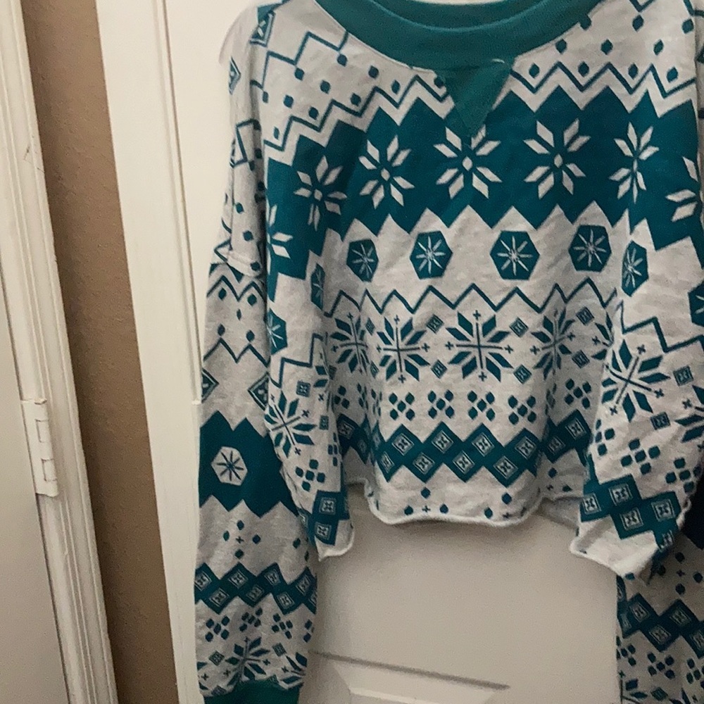 FINAL MARKDOWN Colsie cropped sweatshirt large Nwt